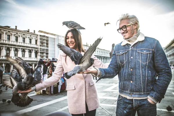 Paar besucht Markusplatz in Venedig — Stockfoto