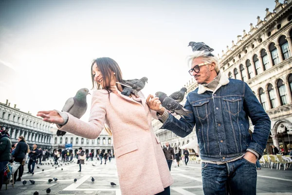 Cuplu care vizitează Piața Saint Mark, Veneția — Fotografie, imagine de stoc