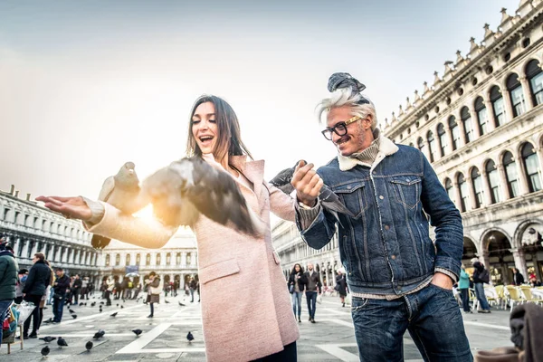 Cuplu care vizitează Piața Saint Mark, Veneția — Fotografie, imagine de stoc