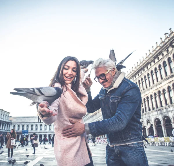 Cuplu care vizitează Piața Saint Mark, Veneția — Fotografie, imagine de stoc