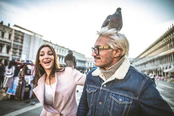 Ζευγάρι που επισκέπτονται την πλατεία του Αγίου Μάρκου, Βενετία — Φωτογραφία Αρχείου