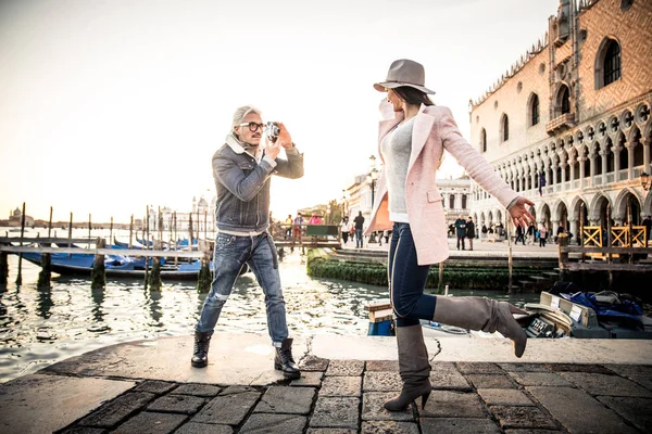 Pareja tomando fotos en Venecia — Foto de Stock