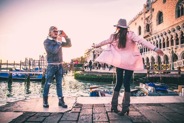 Paar nemen van foto's in Venetië — Stockfoto