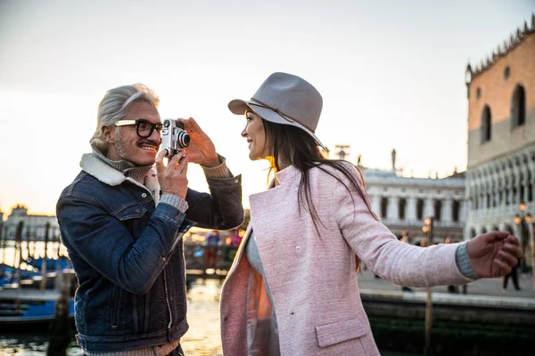 Casal tirando fotos em Veneza — Fotografia de Stock