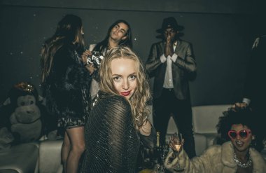 Arkadaşlar eğlenmeye disko