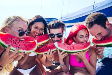 Yelkenli üzerinde eğleniyor arkadaşlar 