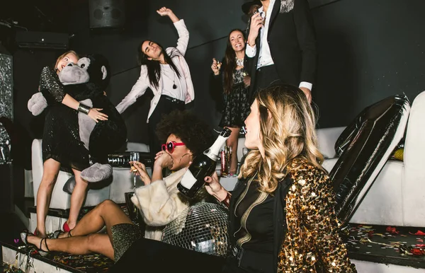 Pessoas comemorando no clube — Fotografia de Stock