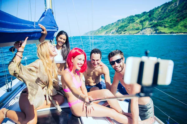 Amigos divirtiéndose en velero — Foto de Stock