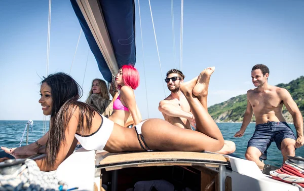 Amigos se divertindo no veleiro — Fotografia de Stock