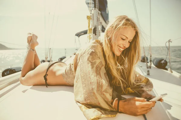 Ragazza bionda su yacht — Foto Stock