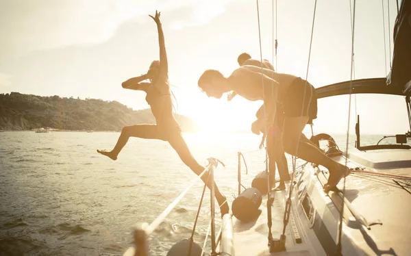 Vrienden van boot springen — Stockfoto