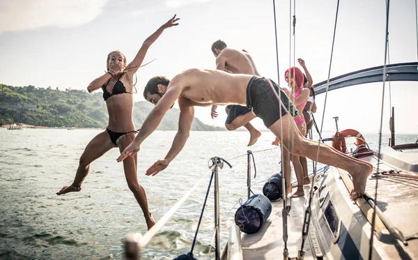 Friends having fun on sailboat — Stock Photo, Image