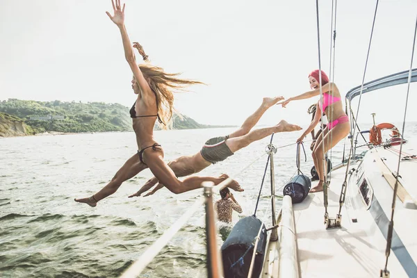 Vrienden plezier op zeilboot — Stockfoto
