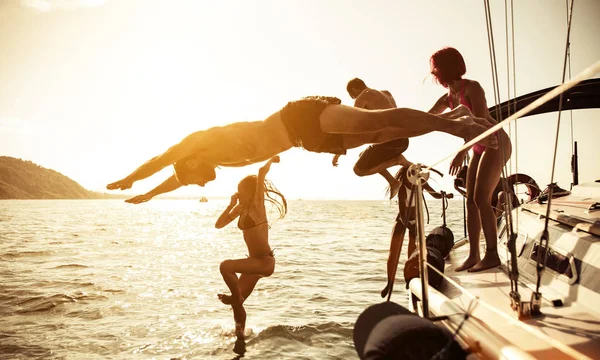 Amigos mergulhando na água — Fotografia de Stock