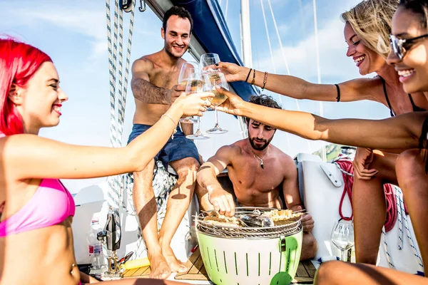 Jovens amigos felizes no iate — Fotografia de Stock