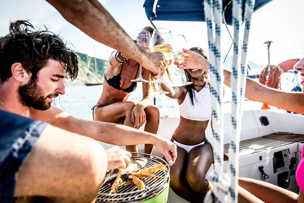 Jovens amigos felizes no iate — Fotografia de Stock