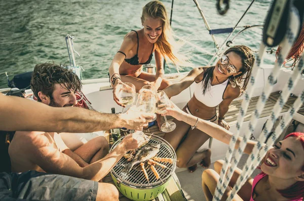 Rádi, mladí přátelé na jachtě — Stock fotografie
