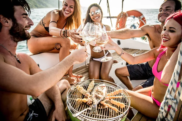 Felices jóvenes amigos en el yate —  Fotos de Stock