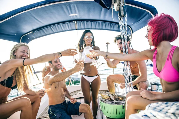 Happy young friends on yacht — Stock Photo, Image