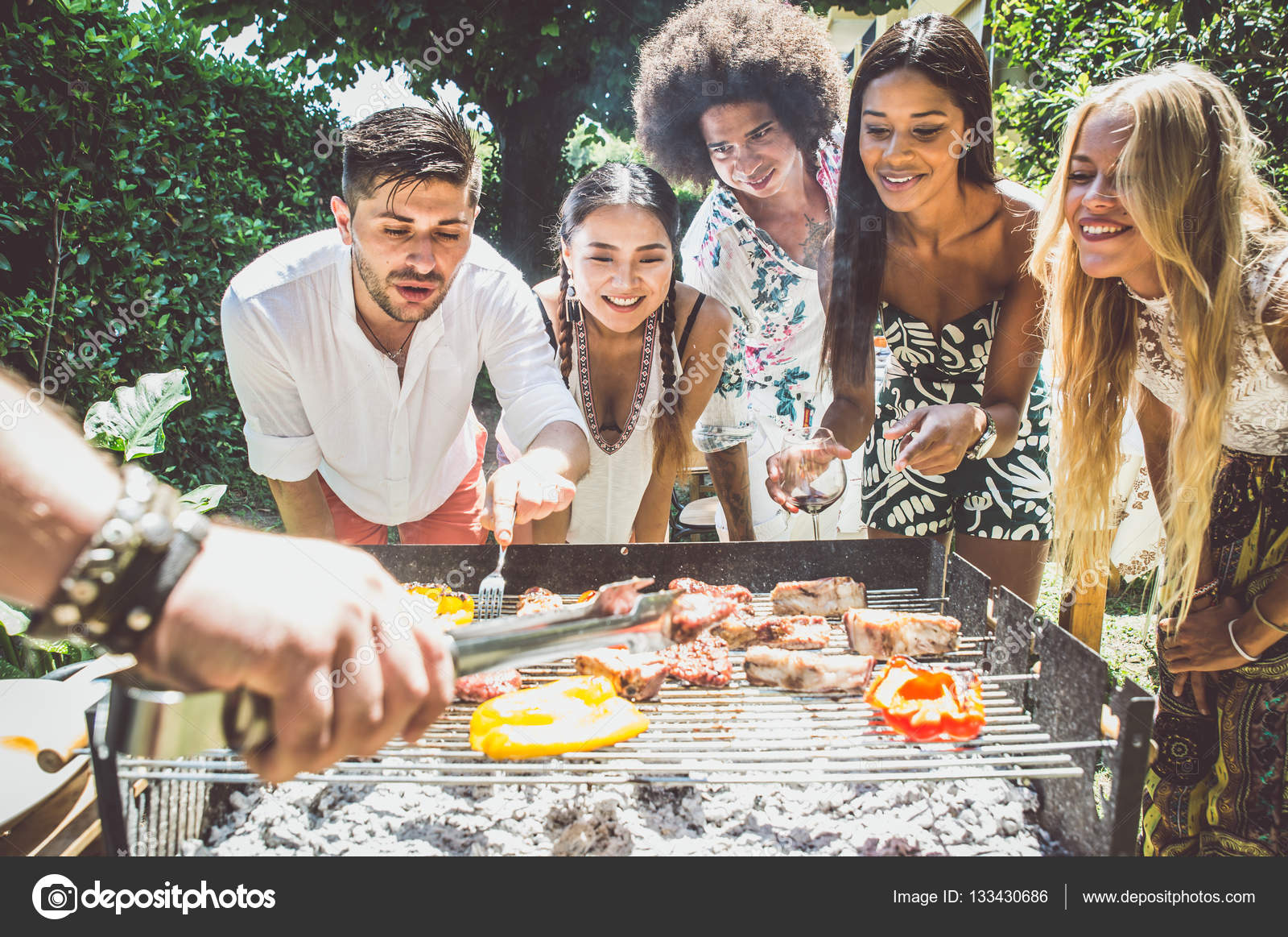 zeker kan zijn onderwijzen Friends having fun at barbecue party Stock Photo by ©oneinchpunch 133430686
