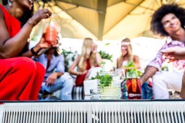 Arkadaşlar lounge barda