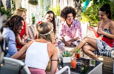 Arkadaşlar lounge barda