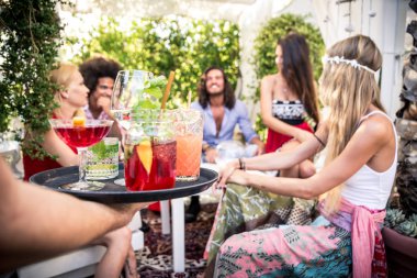 Arkadaşlar lounge barda