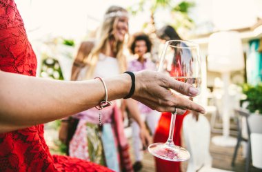 Arkadaşlar lounge barda