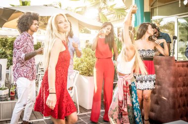 Lounge barda dans arkadaşlar