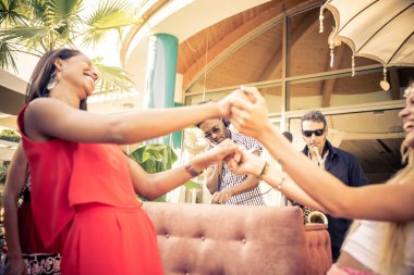 Lounge barda dans arkadaşlar