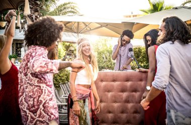 Lounge barda dans arkadaşlar