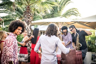 Lounge barda dans arkadaşlar