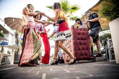 Lounge barda dans arkadaşlar