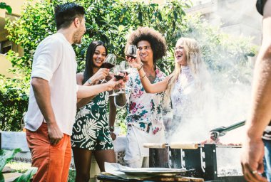 Arkadaşlar eğlenmeye barbekü partisinde