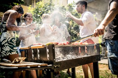 Arkadaşlar eğlenmeye barbekü partisinde