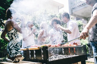 Arkadaşlar eğlenmeye barbekü partisinde
