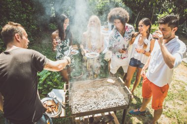 Arkadaşlar eğlenmeye barbekü partisinde