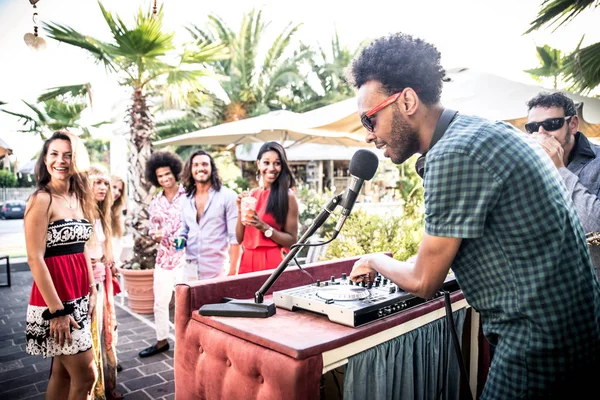 Vrienden dansen in lounge bar — Stockfoto