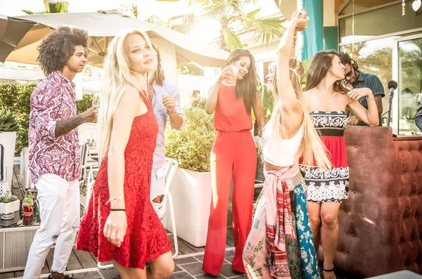 Vrienden dansen in lounge bar — Stockfoto