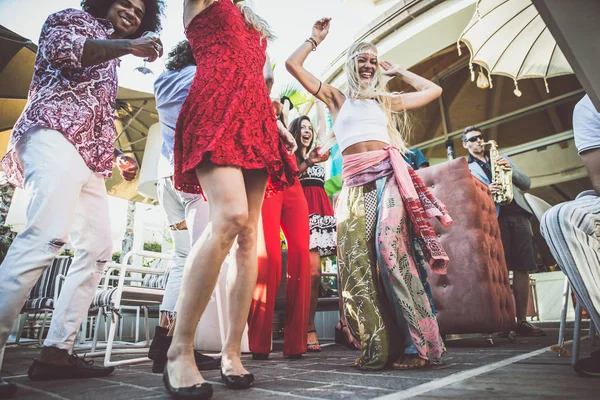 Amigos bailando en bar salón — Foto de Stock