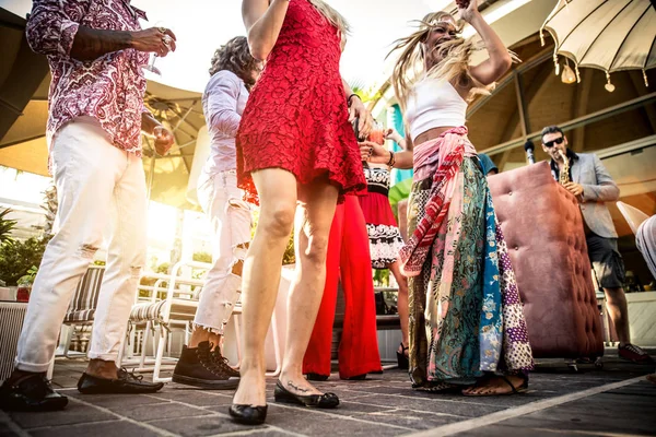 Amigos dançando no lounge bar — Fotografia de Stock