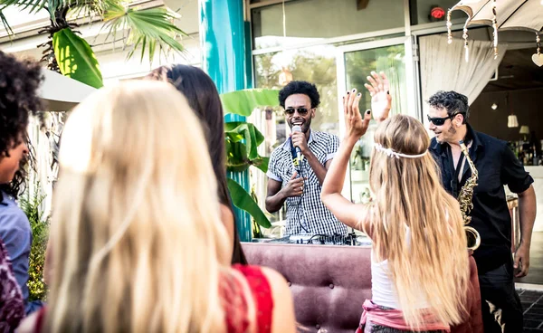 Amici che ballano nel lounge bar — Foto Stock