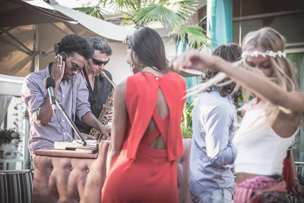 Amigos bailando en bar salón — Foto de Stock