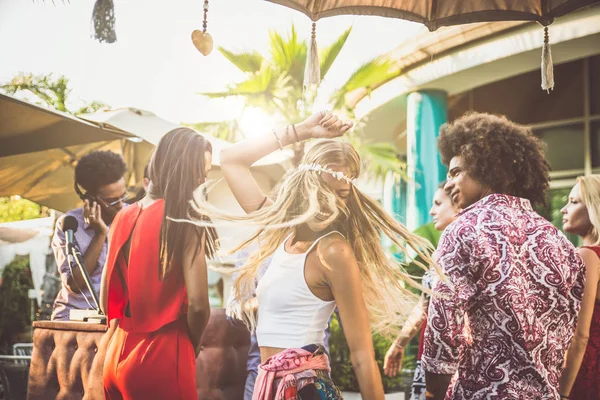 Amici che ballano nel lounge bar — Foto Stock