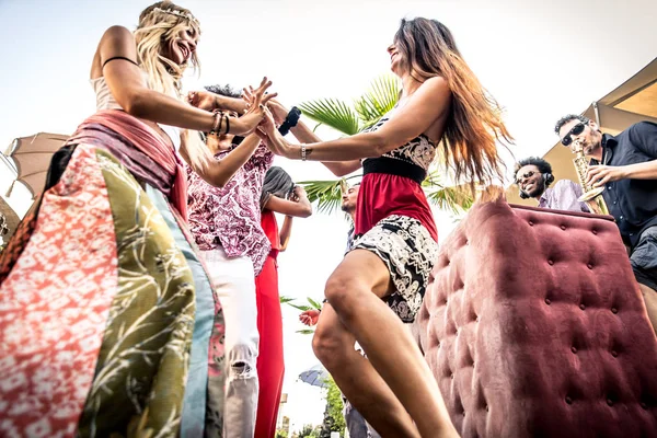 Prieteni dansând în lounge bar — Fotografie, imagine de stoc