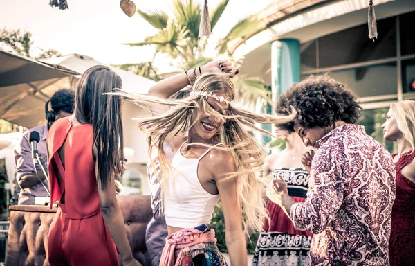 Amigos bailando en bar salón — Foto de Stock