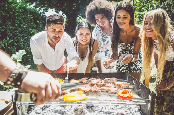 Amici che si divertono alla festa barbecue — Foto Stock