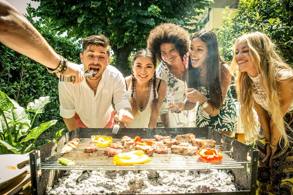 Amici che si divertono alla festa barbecue — Foto Stock