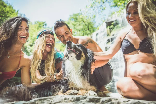 Счастливые друзья проводят время у водопада — стоковое фото