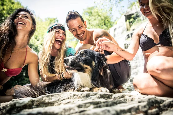 Счастливые друзья проводят время у водопада — стоковое фото